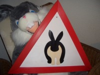 Verkehrszeichen aus Holz, bemalt   "Achtung geliebter Hase"